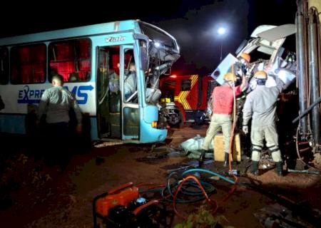 Colisão frontal entre ônibus e caminhão deixa três feridos no distrito de Vista Alegre